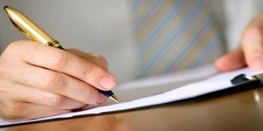 إذا كنت مهتمًا بمعرفة كيف تصبح كاتبًا، فأنت بحاجة إلى مساحة شخصية حيث يمكنك القيام بالكتابة فقط فيها (شترستوك)