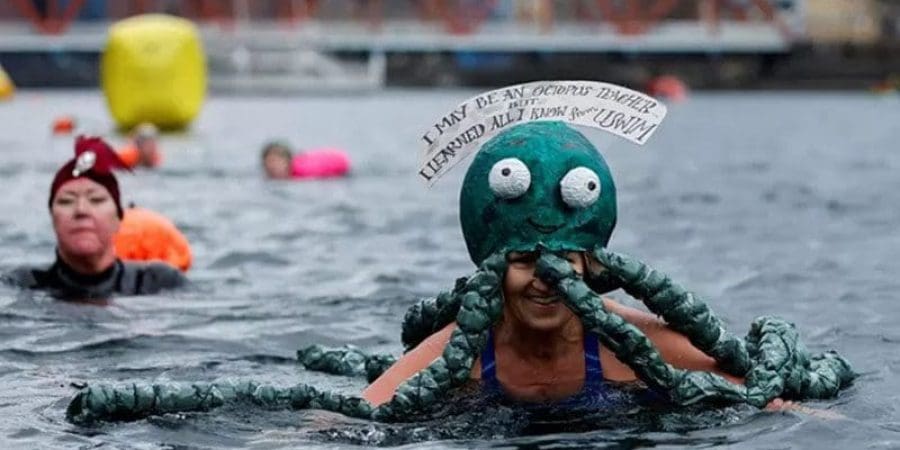 في بريطانيا، حرص سباحون يرتدون أزياء تنكرية على استقبال أول أيام العام الجديد بالسباحة