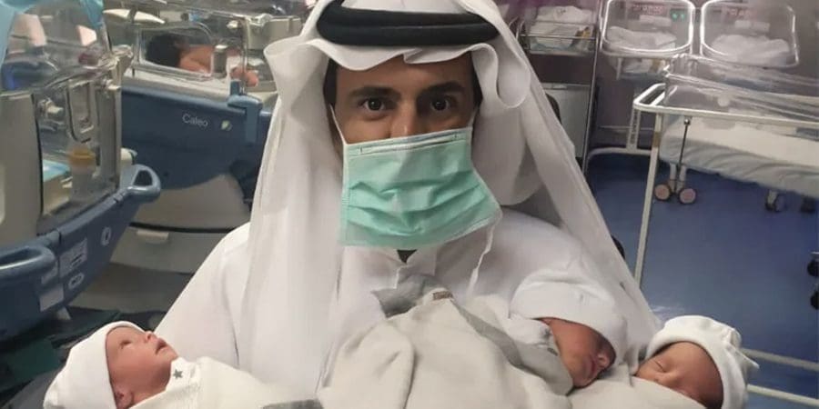 والد سماء وسحاب وغيم يحملهن بمستشفى الولادة والأطفال في نجران (صفحة وزارة الصحة السعودية على تويتر)