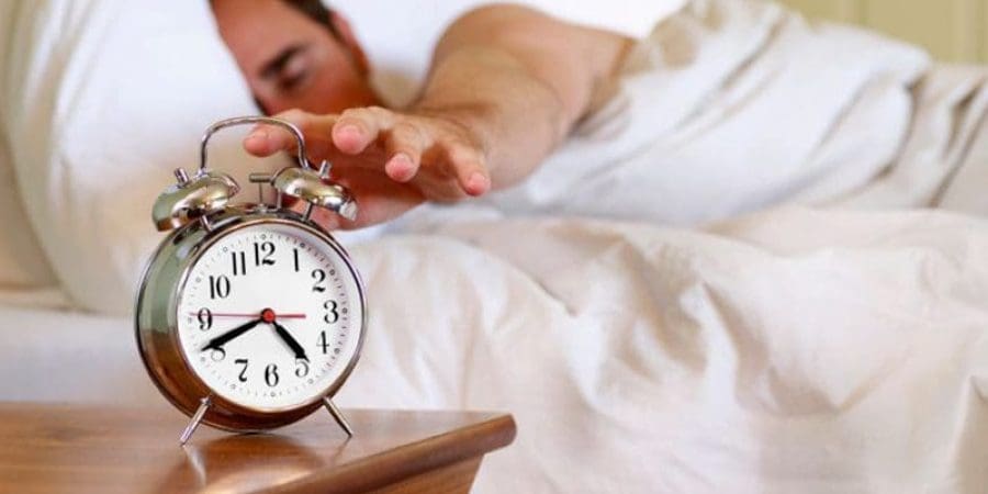 عندما تبدأ دورة نومك في التحول، قد تلاحظ تغييرات في مستويات الطاقة أو الإنتاجية