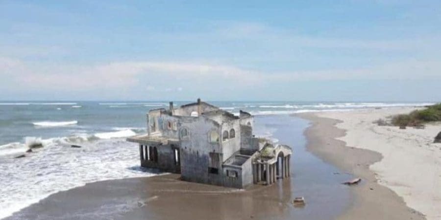 فيلا غامضة تظهر على شاطئ السلفادور