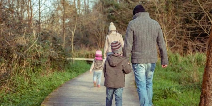 قبل أن تقرر الانتقال إلى خارج المدينة عليك معرفة هل يتناسب هذا مع الوضع المهني لشريك الحياة ولرعاية الأطفال ومدارسهم