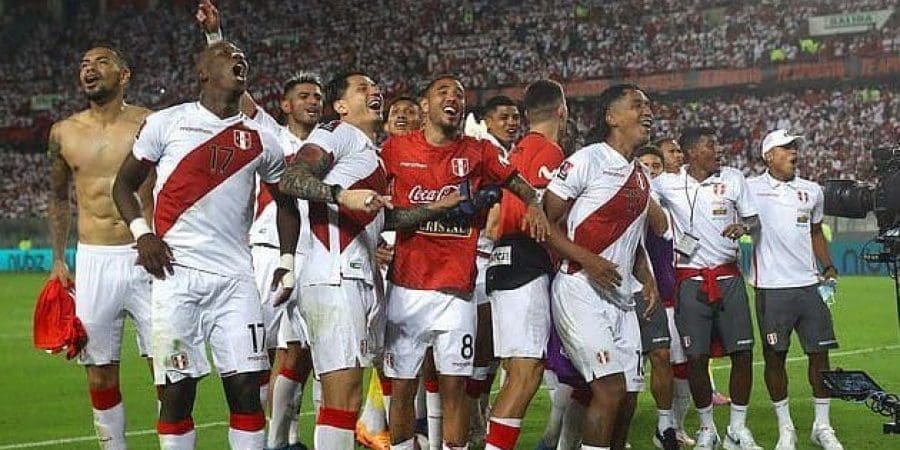 فرحة لاعبي بيرو بعد التأهل للملحق