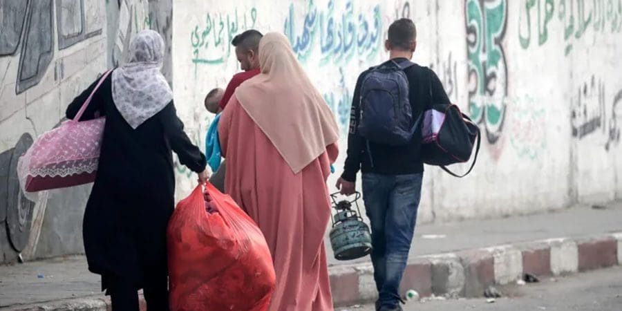 بعض الفلسطينيين الفارين من القصف الإسرائيلي