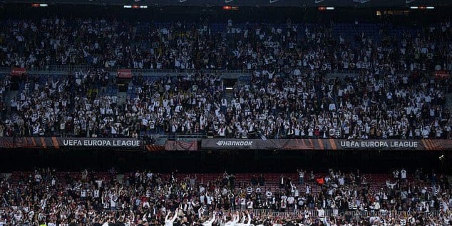 جماهير جماهير آينتراخت فرانكفورت في الكامب نو