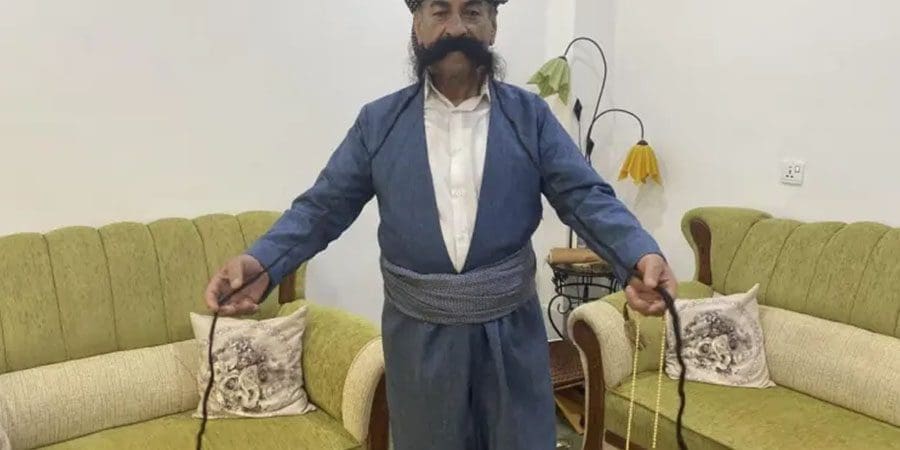 عبد الله يتباهى بطول شواربه التي يحافظ عليها منذ 40 عامًا
