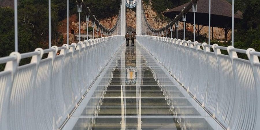 الممشى السياحي المسمى "باخ لونغ"، أي "التنين الأبيض" باللغة الفيتنامية