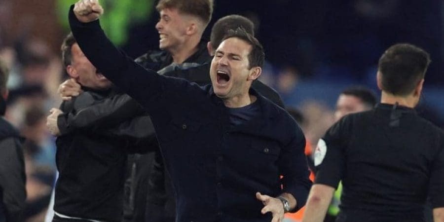 فرحة مدرب الفريق فرانك لامبارد بعد ضمان معركة البقاء