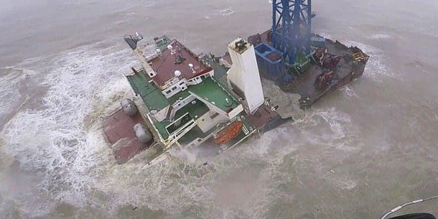 عاصفة تشطر سفينة إلى نصفين في هونج كونج