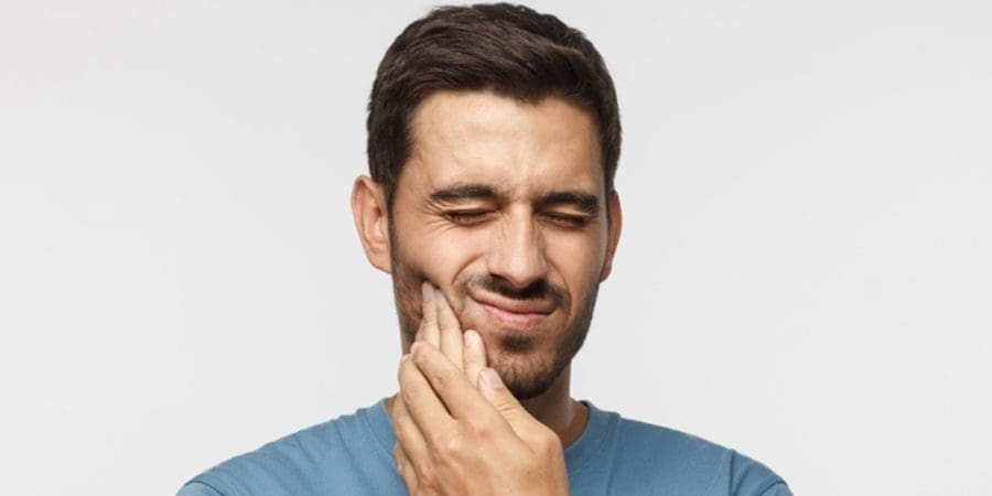 نحو نصف سكان العالم يعانون أمراض الفم، ومن بينها الأسنان المتعفنة واللثة المنتفخة وسرطان الفم (شترستوك)