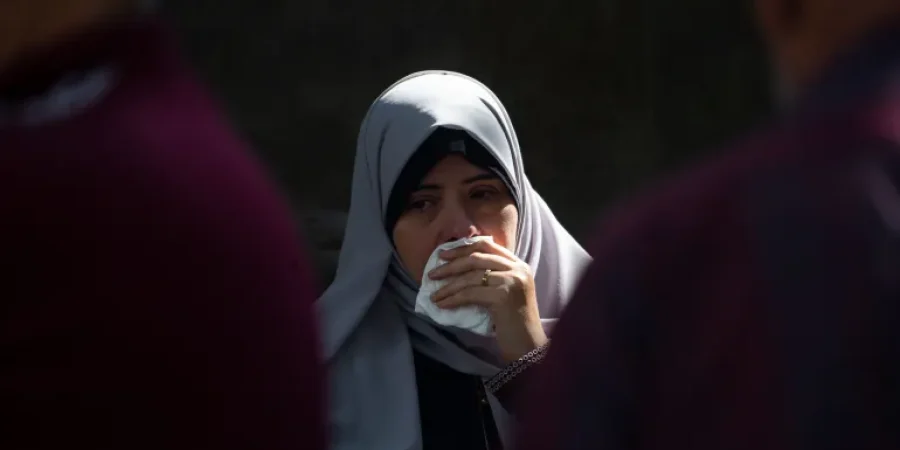 مواطنة فلسطينية تبكي خلال جنازة أحد شهداء العدوان الإسرائيلي على غزة.