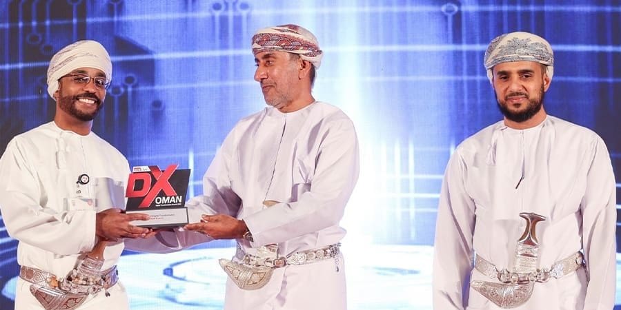 الفاضل عبدالله بن حمود الجفيلي، مساعد مدير عام الخدمات المصرفية الإلكترونية ببنك مسقط، أثناء تسلُّمه الجائزة.