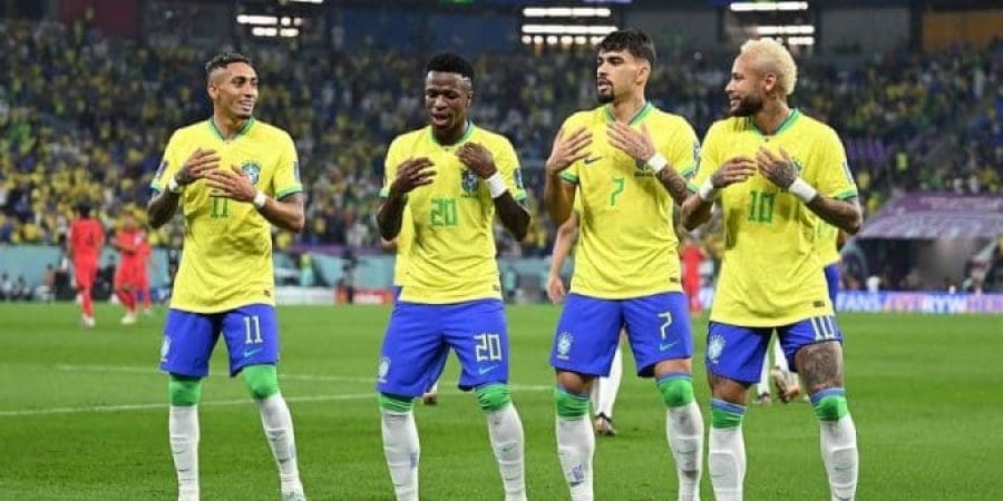 رقصة لاعبي البرازيل بعد تسجيل الهدف