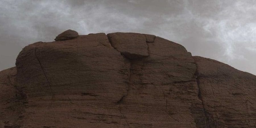 سحب خفيفة محملة ببلورات الجليد التي شتتت ضوء غروب الشمس في سماء المريخ