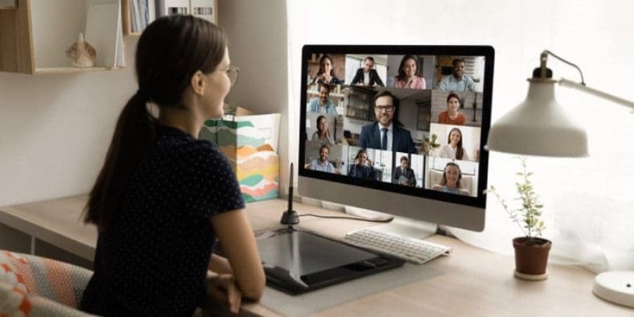 الحالة المزاجية السائدة الآن قريبة من قناعة ثقيلة على النفس بأن العمل من المنزل ربما يتحول فعليًا إلى نمط دائم (شترستوك)