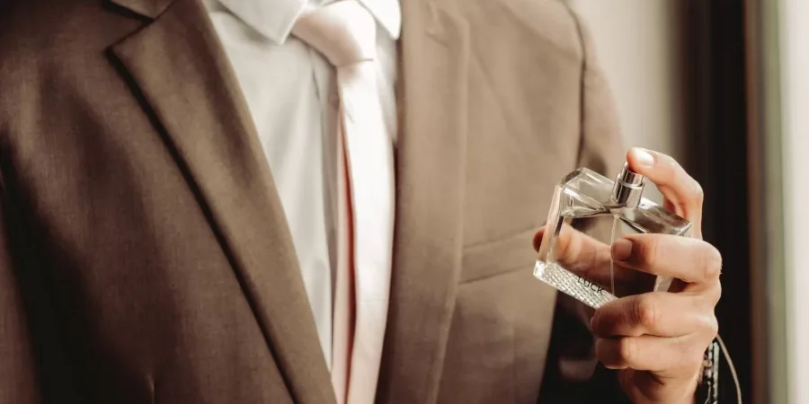 لماذا لا يثبت عطرك؟ 7 نصائح لدوام رائحته