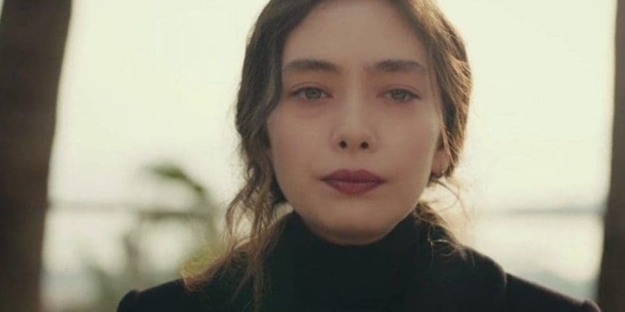 إصابة نسليهان أتاغول بمرض نادر يحول دون استمرارها في تصوير مسلسل "ابنة السفير"