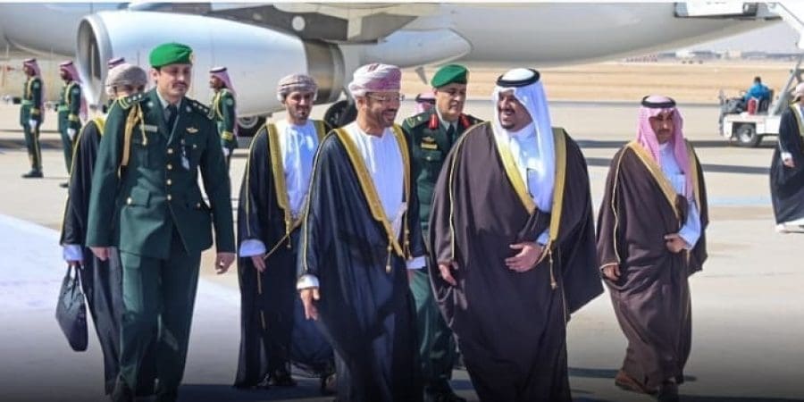 وزيرُ الخارجية يصل إلى الرياض لترؤس وفد سلطنة عُمان في