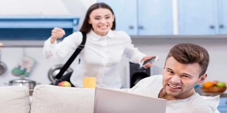 الزوجة المتطلبة هي المرأة التي تعتمد على شريك حياتها لدرجة تؤثر على العلاقة وجودتها (شترستوك).