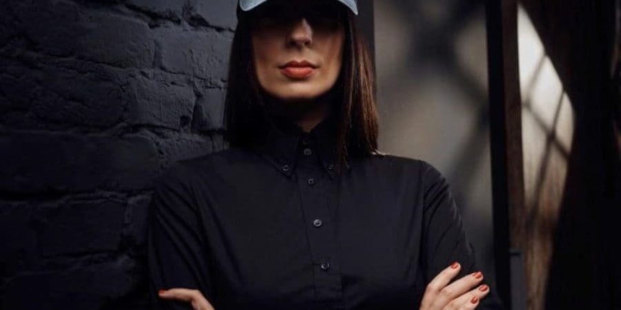 الأشخاص الذين يحصلون على درجات عالية في مقياس النرجسية الجماعية يكونون حساسين حتى تجاه أصغر الإهانات (شترستوك)