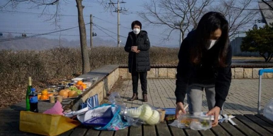 عائلة كورية تعدّ عرضا للطعام في احتفال رأس السنة الجديدة بأحد المتنزهات