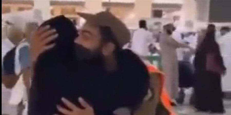 أم تفاجئ ابنها العسكري