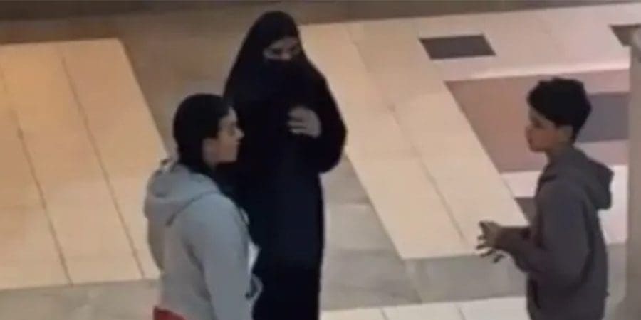 من الفيديو المتداول حيث تظهر جورجينا بملابسها الرياضية وحولها أولادها.