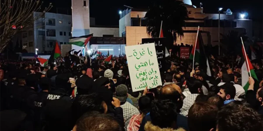 آلاف الأردنيين تظاهروا بمحيط السفارة الإسرائيلية في عمّان للتنديد بالحرب على غزة