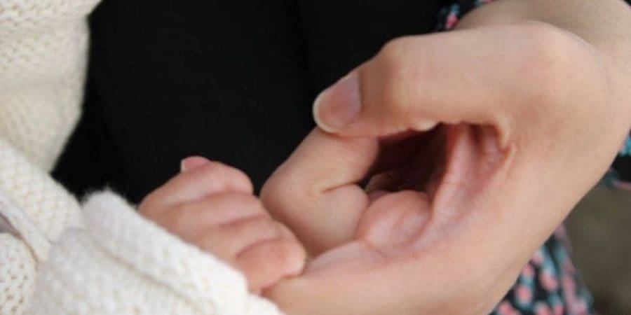 مريم أفاقت في اليوم التالي لوضعها المولود، مما أثار دهشة طبيبها.