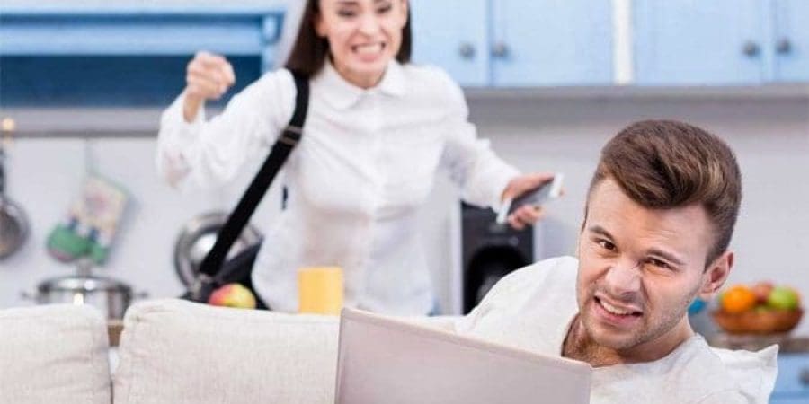 توقفي عن قيادة نفسك نحو الجنون. ربما لن يستطيع زوجك أن يخطط للأمور كما تتمنين (شترستوك)