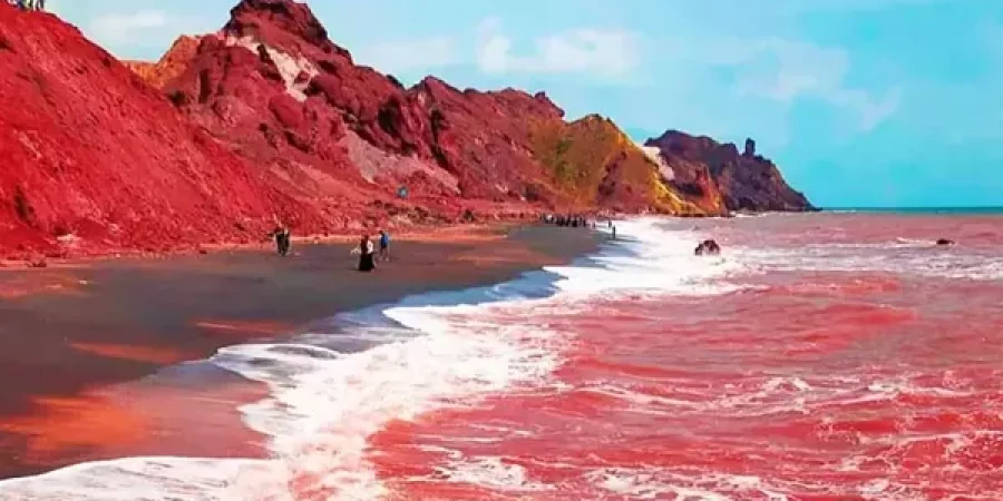 مشهد ساحر لأمطار جزيرة هرمز تتحول إلى اللون الأحمر