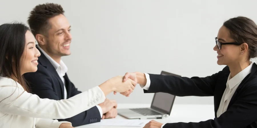احرص على حضور المقابلة بملابس تشعرك بالثقة دون أن تكون لافتة للانتباه (فري بيك)