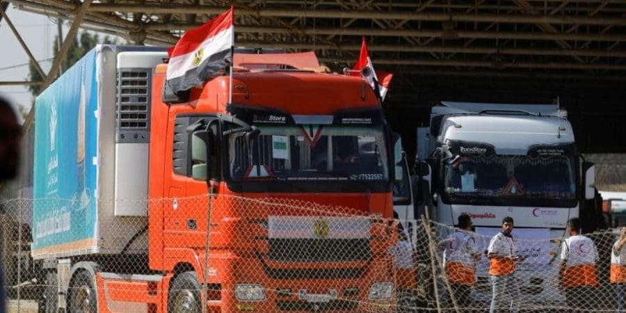 دخول شاحنة إغاثة إلى مصر من معبر رفح الحدودي مع مصر - رويترز