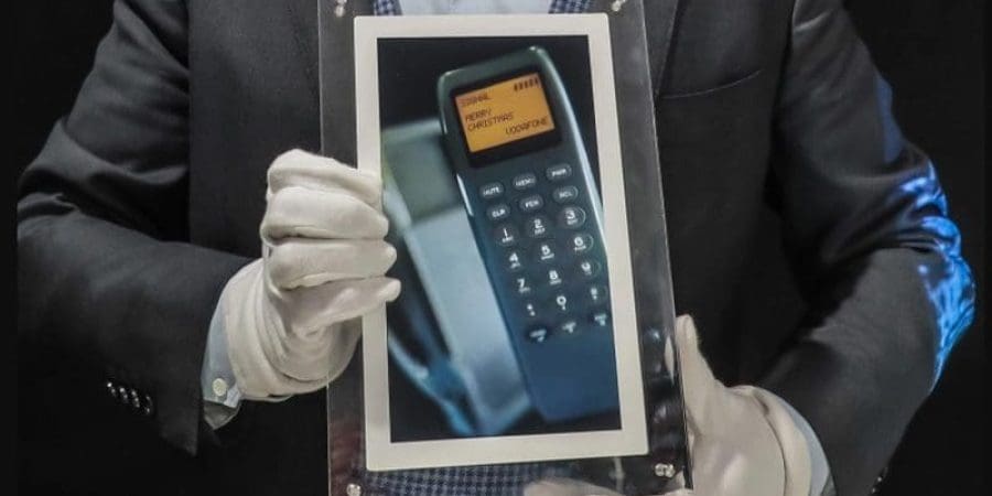 موظف في دار المزادات بباريس يعرض أول رسالة نصية قصيرة في التاريخ تم إرسالها في الثالث من ديسمبر/كانون الأول 1992 (الأوروبية)