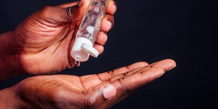 منظمة الصحة العالمية أوصت بغسل اليدين وتعقيم ما تمسّه للوقاية من كوفيد-19