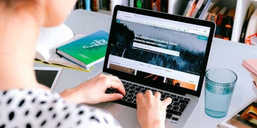 الاحتيال الرومانسي كلف الأميركيين نحو 350 مليون دولاًر في العام 2021، وفقا للباحث في الأمن السيبراني إدفارداس غاربينيس (غيتي)