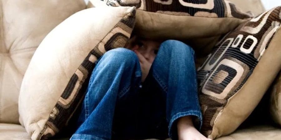 على النساء الحوامل والأطفال تطبيق إجراءات الاختباء والإخلاء بحذافيرها ثم الحصول على رعاية طبية متخصصة (بيكسلز)