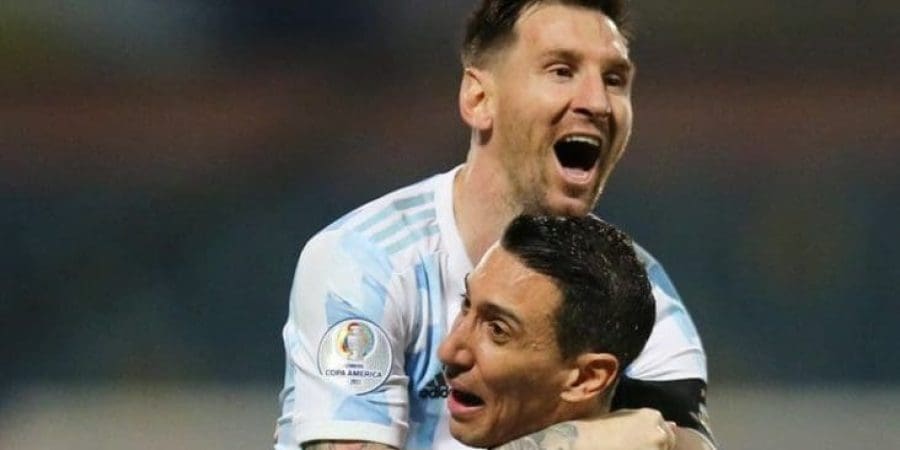 ميسي يحتفل بهدفه الثالث في المباراة