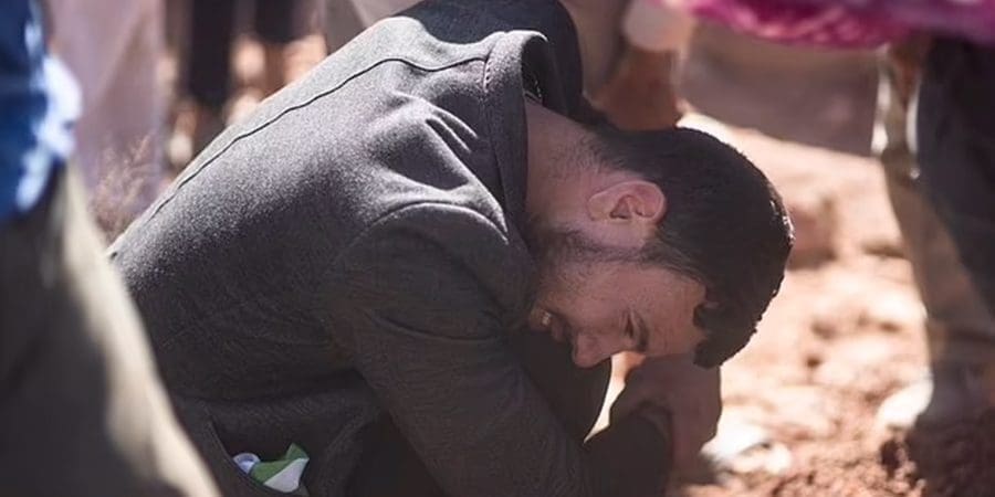 أفضل مكان للاحتماء عندما يقع الزلزال وأنت داخل بيتك أو عملك هو تحت الطاولة