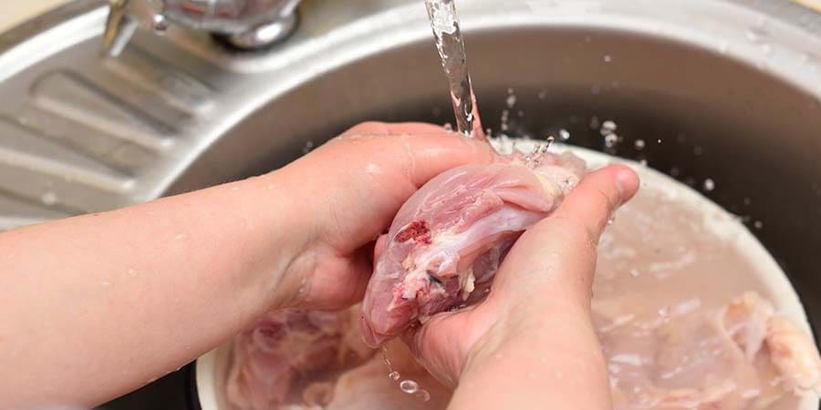 كيفية غسل لحم الدجاج بأمان ـ تعبيرية
