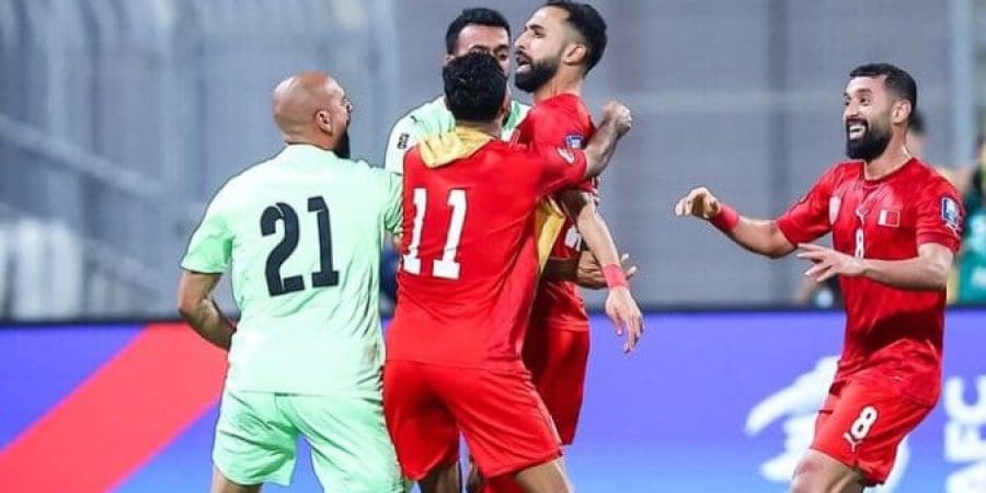 فرحة لاعبي البحرين بهدفي التقدم