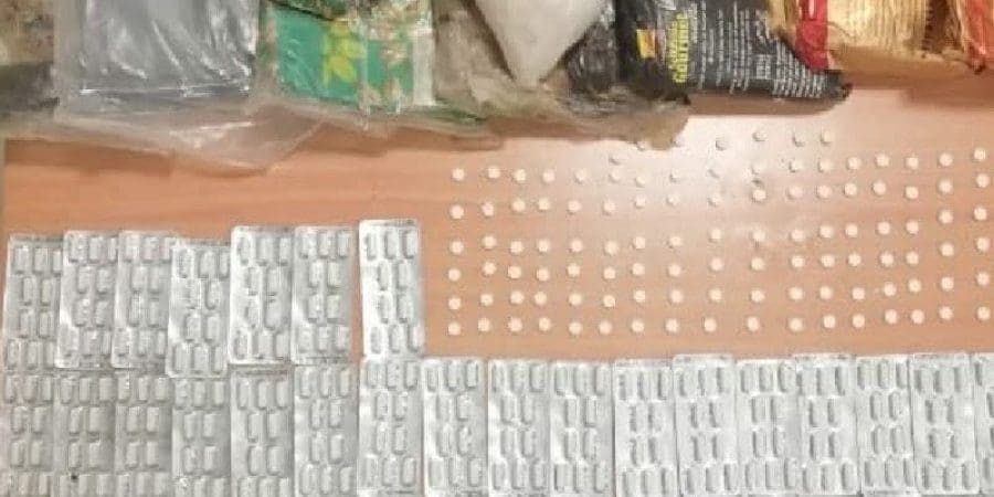 المواد المضبوطة وبكميات كبيرة من مخدر المورفين والكريستال والحشيش.