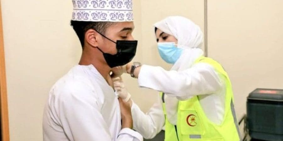 مواطن يتلقى الجرعة الأولى من لقاح مضاد لفيروس كورونا