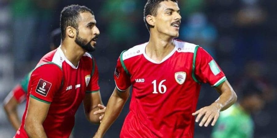 محمد الغافري يحتفل مع خالد الهاجري بهدفه الأول