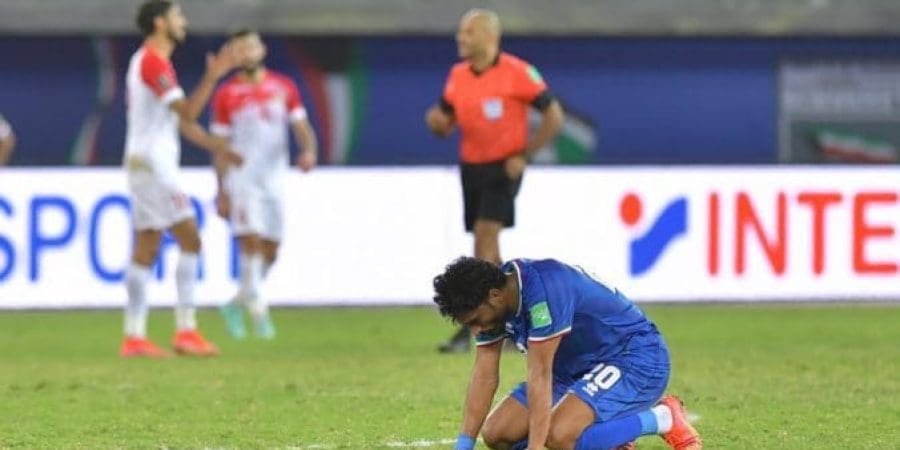 حسرة لاعب الكويت بعد انتهاء المباراة