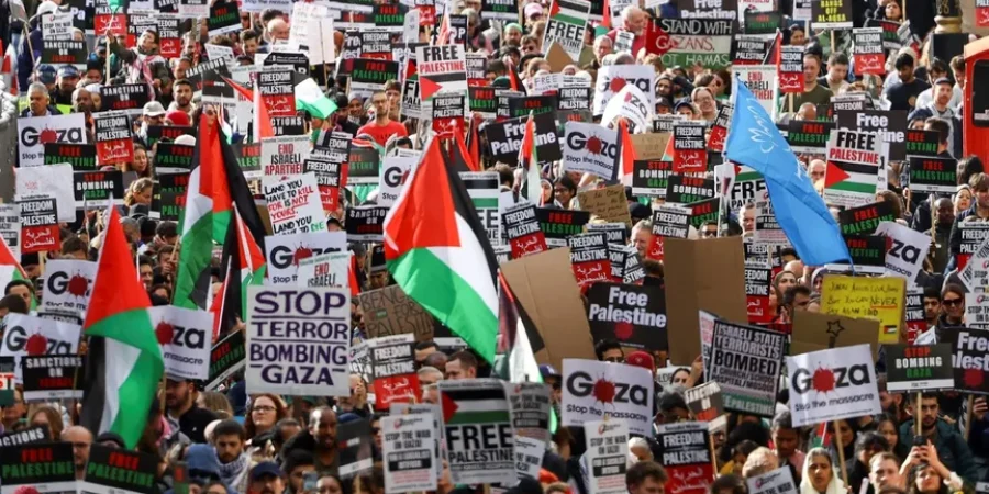 متظاهرون مؤيدون للقضية الفلسطينية خلال مسيرة حاشدة في العاصمة البريطانية لندن