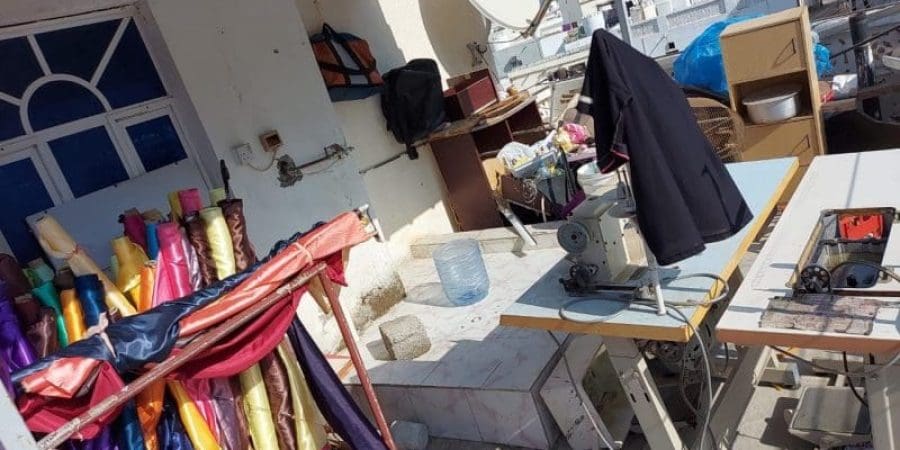 ممارسة نشاط خياطة الملابس بدون الحصول على ترخيص بلدي.