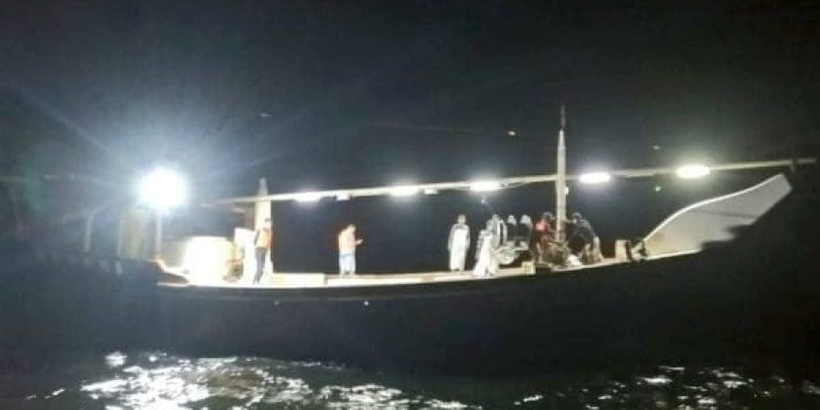 الرقابة السمكية تضبط قارب مخالف للأنظمة والقوانين