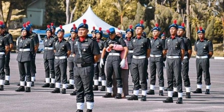 أب يسند ابنه بعد فقدانه الوعي خلال عرض عسكري.