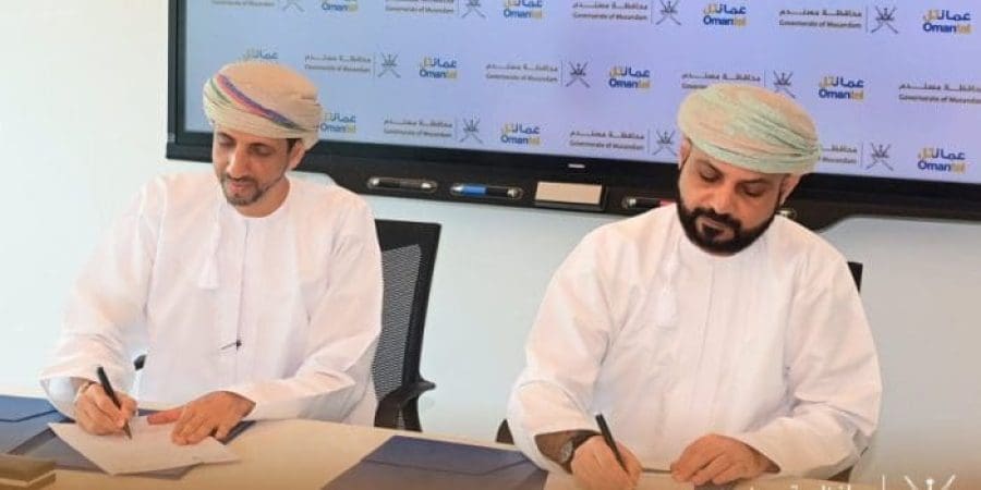 محافظ مسندم ورئيس شركة الاتصالات العمانية